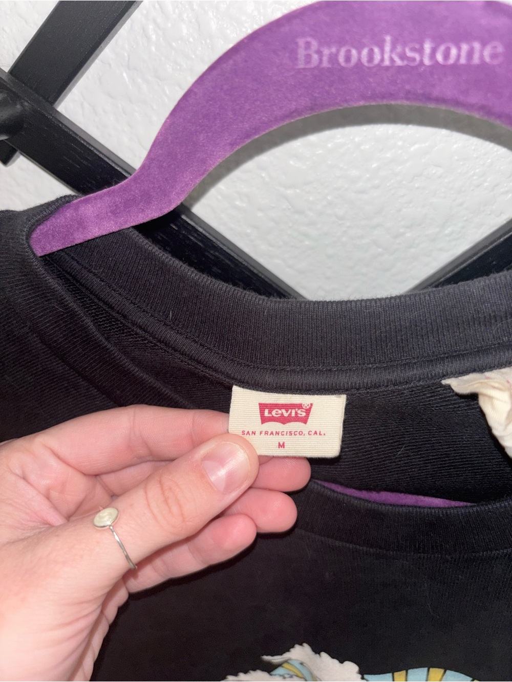 Levi’s Black Cropped Graphic Sweatshirt Rainbow Mushroom Medium - Picture 3 of 4